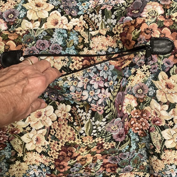 JENNIE VAUGHN DESIGN set of 3 floral heavy tapestry luggage. $330 - Picture 3 of 15